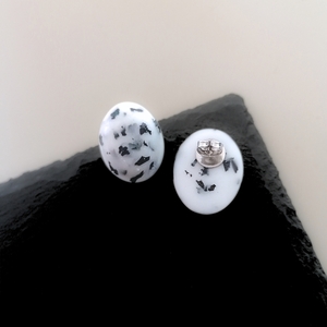 Λευκά - μαύρα animal print καρφωτά σκουλαρίκια. - γυαλί, μικρά, ατσάλι, φθηνά - 3