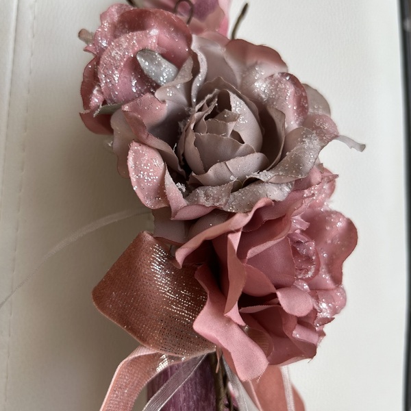 Λαμπάδα μωβ, ξυστή, αρωματική 30,5 cm με υφασμάτινα λουλούδια. - κορίτσι, λουλούδια, λαμπάδες, για ενήλικες - 2