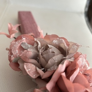 Λαμπάδα μωβ, ξυστή, αρωματική 30,5 cm με υφασμάτινα λουλούδια. - κορίτσι, λουλούδια, λαμπάδες, για ενήλικες - 4
