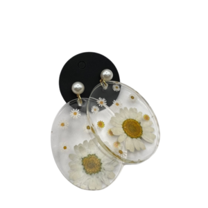 Σκουλαρικι σε σχημα οβαλ ρητινης με γεμισμα μεγαλης και μινι λευκης μαργαριτας, 4.5cm*3cm - γυαλί, μαργαριτάρι, λουλούδι, μεγάλα, καρφάκι - 2