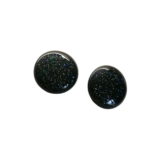 Μικρά καρφωτά σκουλαρίκια σε ιριδίζον μαύρο χρώμα από υγρό γυαλί. - γυαλί, μικρά, ατσάλι, φθηνά - 4