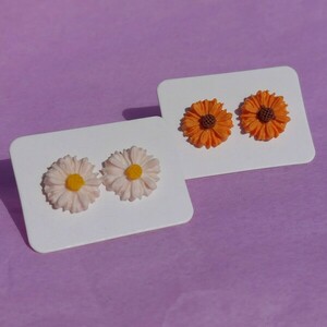 Daisy studs earrings από πολυμερικό πηλό - πηλός, λουλούδι, μικρά, boho, φθηνά - 2