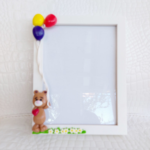 Κορνίζα λευκή 23x18 εκ. με χειροποίητη διακόσμηση από πηλό, σχέδιο αρκουδάκι με μπαλόνια - κορίτσι, αγόρι