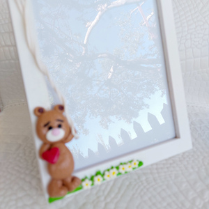 Κορνίζα λευκή 23x18 εκ. με χειροποίητη διακόσμηση από πηλό, σχέδιο αρκουδάκι με μπαλόνια - κορίτσι, αγόρι - 3