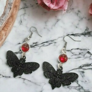 Μεταλλικά σκουλαρίκια με συνδετική κόκκινη χάντρα, κρεμαστά Moth Butterfly earrings - χάντρες, ατσάλι, μεταλλικά στοιχεία, κρεμαστά, γάντζος - 2