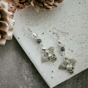 Σκουλαρίκια με μεταλλικά στοιχεία, charms και γύαλινες χάντρες Skull Demon Earrings - ημιπολύτιμες πέτρες, χάντρες, μεταλλικά στοιχεία, κρεμαστά, γάντζος - 2