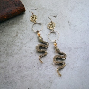 Σκουλαρίκια φίδι με charms και μεταλλικά στοιχεία, κρεμαστά Snake earrings - χάντρες, μπρούντζος, μεταλλικά στοιχεία, κρεμαστά, γάντζος - 2