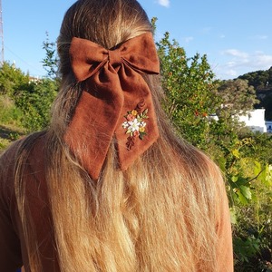 Φιόγκος για τα μαλλιά με κλιπ από καφέ λινό ύφασμα και κέντημα λουλούδια διαστάσεις 22εκ. × 14 εκ. - μαλλί, ύφασμα, νήμα, hair clips - 4