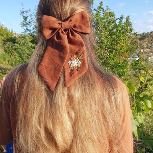 Φιόγκος για τα μαλλιά με κλιπ από καφέ λινό ύφασμα και κέντημα λουλούδια διαστάσεις 22εκ. × 14 εκ. - μαλλί, ύφασμα, νήμα, hair clips - 5