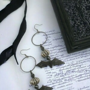 Σκουλαρίκι νυχτερίδα με μεταλλικά στοιχεία, χάντρες, κρεμαστά Bloody Bat Earrings - γυαλί, χάντρες, μεταλλικά στοιχεία, κρεμαστά, γάντζος - 2
