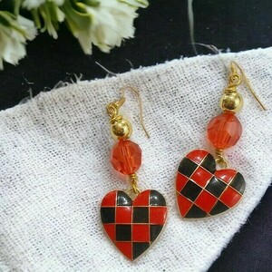 Σκουλαρίκια καρδιά με μεταλλικά στοιχεία και χάντρες Grid heart enamel earrings - σμάλτος, χάντρες, ατσάλι, κρεμαστά, γάντζος - 2
