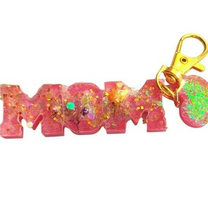 Μπρελόκ " mom" ροζ φουξια από υγρό γυαλί με γκλιτερ - ρητίνη, χειροποίητα, ημέρα της μητέρας