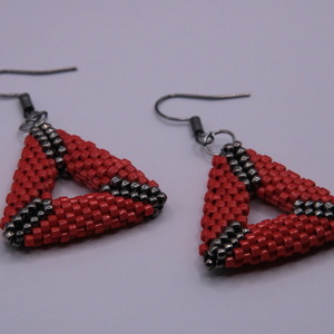 Κρεμαστά σκουλαρίκια από χάντρες με σχέδιο τρίγωνο, με κόκκινο και μαύρο χρώμα, 2,5 cm - χάντρες, μικρά, ατσάλι, boho, φθηνά - 2