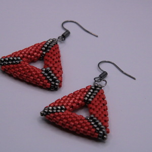 Κρεμαστά σκουλαρίκια από χάντρες με σχέδιο τρίγωνο, με κόκκινο και μαύρο χρώμα, 2,5 cm - χάντρες, μικρά, ατσάλι, boho, φθηνά - 3