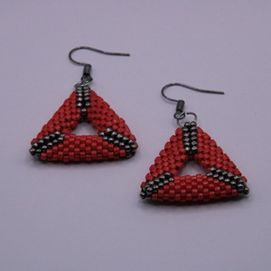 Κρεμαστά σκουλαρίκια από χάντρες με σχέδιο τρίγωνο, με κόκκινο και μαύρο χρώμα - χάντρες, μικρά, ατσάλι, boho, φθηνά - 4