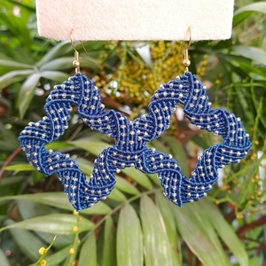 Macrame κρεμαστά σκουλαρίκια σε μπλε royal χρώμα και χρυσά μπιλάκια - μακραμέ, ατσάλι, μεγάλα, γάντζος - 4