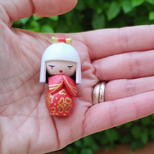 Ιαπωνική κούκλσ Κοκέσι-Red Kokeshi doll διακοσμητική φιγούρα μινιατούρα 4.5εκ- - ρητίνη, μινιατούρες φιγούρες, κούκλες - 4