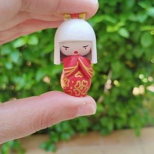 Ιαπωνική κούκλσ Κοκέσι-Red Kokeshi doll διακοσμητική φιγούρα μινιατούρα 4.5εκ- - ρητίνη, μινιατούρες φιγούρες, κούκλες - 5